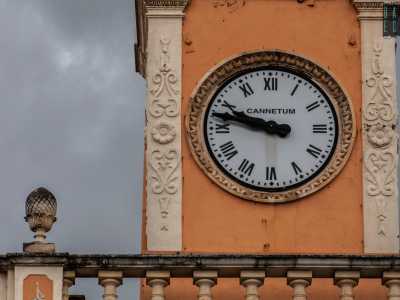 Lo corona la torre dell�orologio, risale invece al 1899: entrambe le date sono indicate da iscrizioni e incisioni